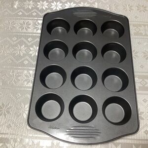 Wilton Premium Non-Stick 12-Cup Muffin Pan - Gray